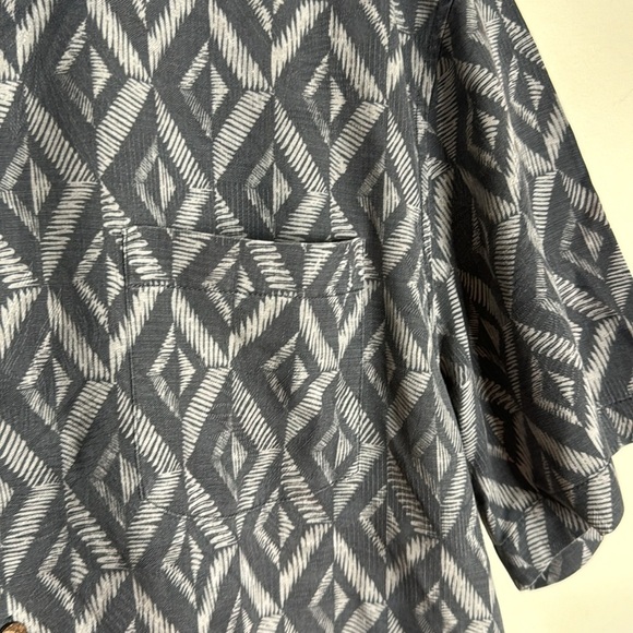 TOMMY BAHAMA Shirt Men large 70% Silk Gray Silver Diamond Abstract Button down - Picture 4 of 10